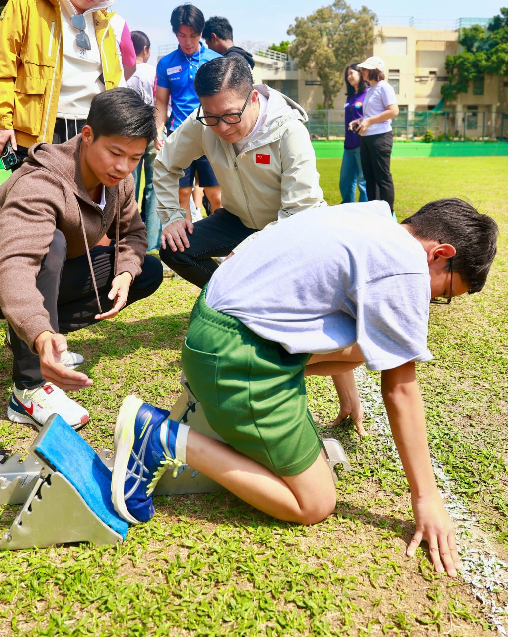 國家短跑名將蘇炳添教授一眾非華語小朋友短跑技巧。鄧炳強fb圖片