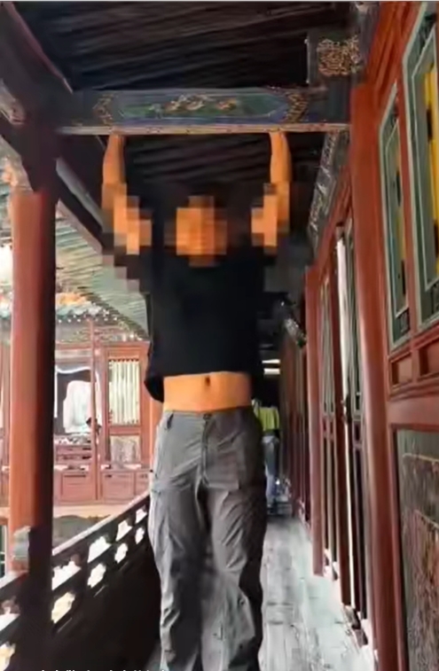 健身博主木梁当单杠做引体上升，惹众怒山西悬空寺报警。