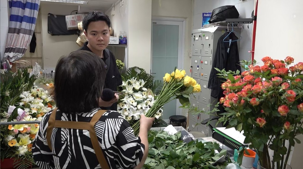 花店負責人稱為了趕及殯儀館辦喪事,有時不得不臨時上貨,但被食環署以阻街為由接連票控。 花店負責人稱為了趕及殯儀館辦喪事,有時不得不臨時上貨,但被食環署以阻街為由接連票控。