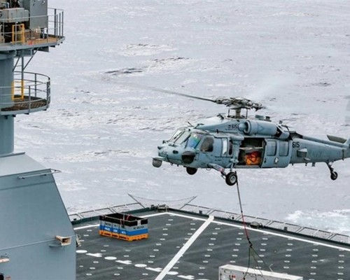 美軍直升機從航母起飛後墜海。美軍資料圖片