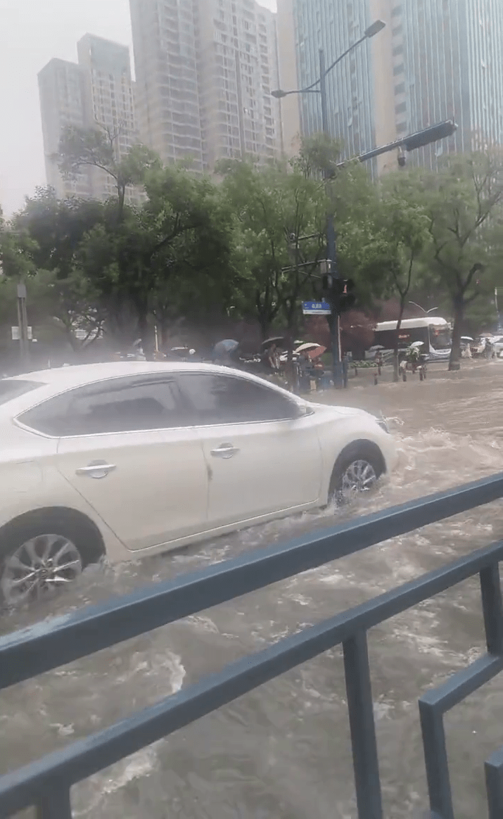 暴雨下的郑州街道，水浸严重。