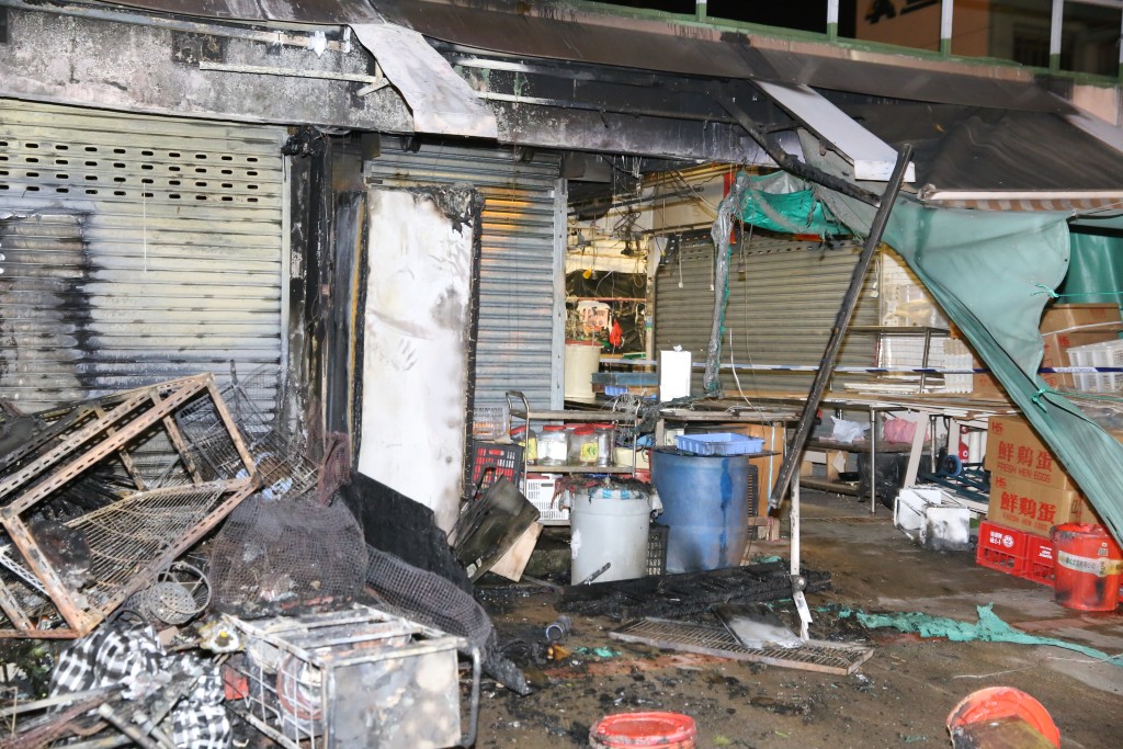 店铺物件烧得熔熔烂烂。