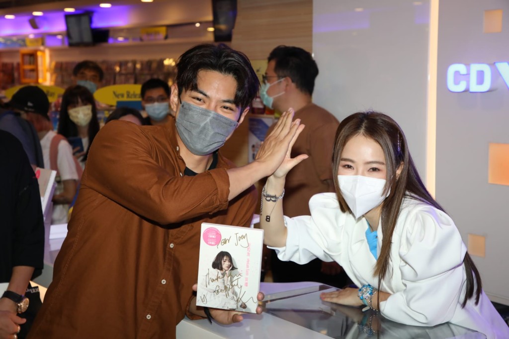 Vivian早前跟天宇为剧集《香港爱情故事》合唱片尾曲《哭墙》。