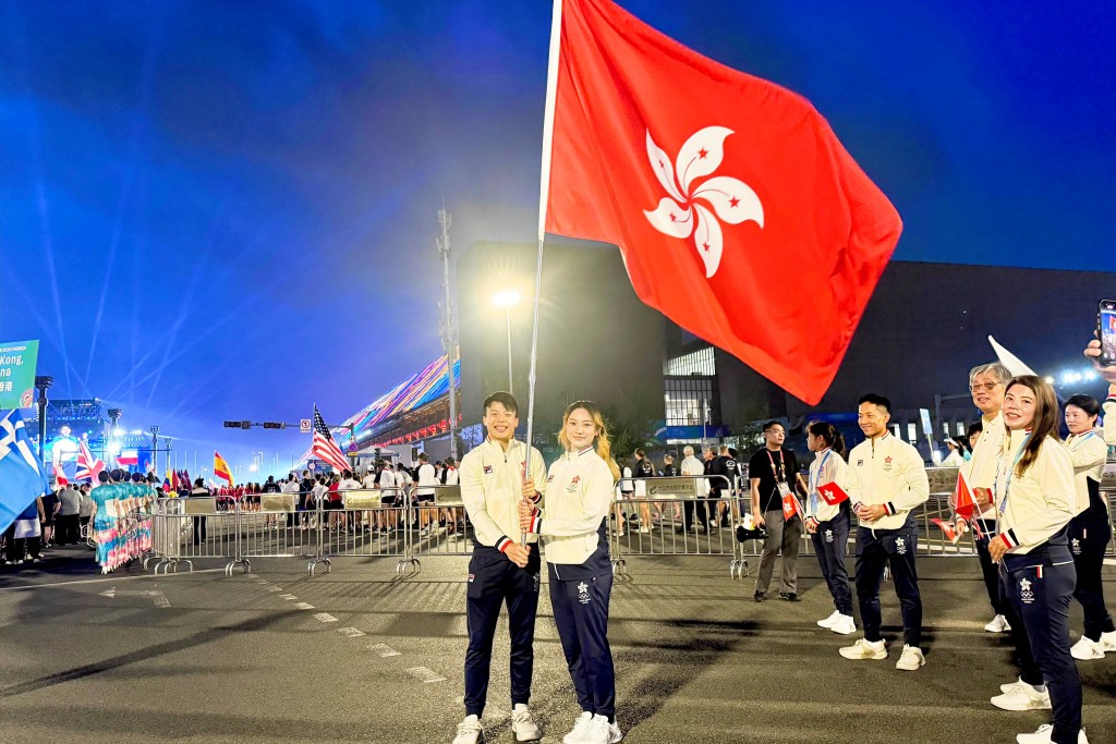 港隊開幕禮持旗手劉子均和沈曉榆。相片由港協暨奧委會提供