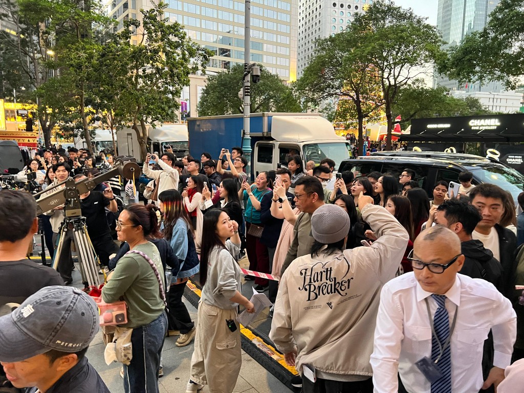 好多途人圍觀。 好多途人圍觀。