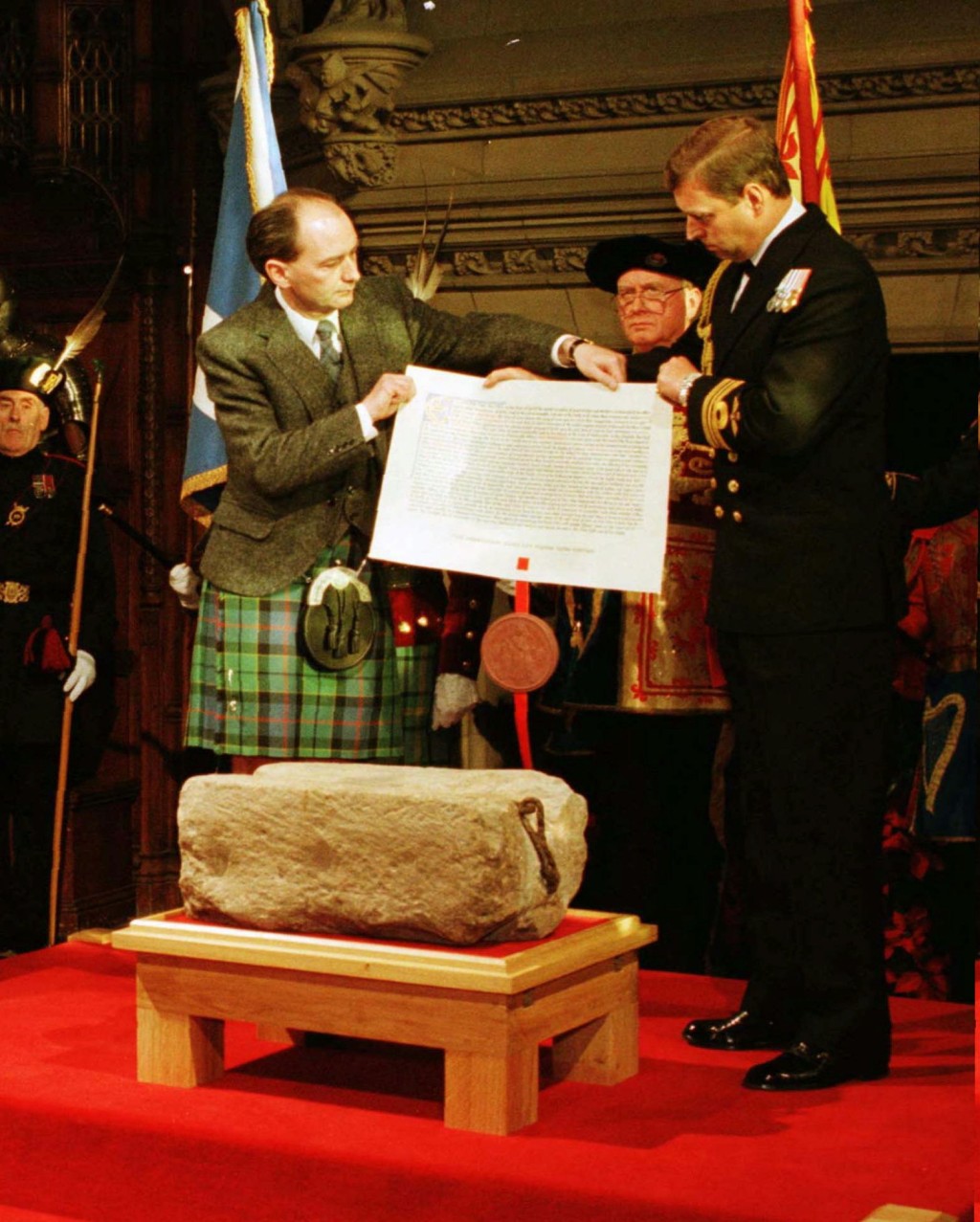1996年11月，英國內政部將斯昆石還給蘇格蘭政府。 美聯社