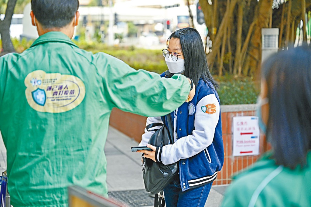 五至十一歲兒童昨起可到疫苗接種中心、私家醫生診所等,接種科興疫苗。