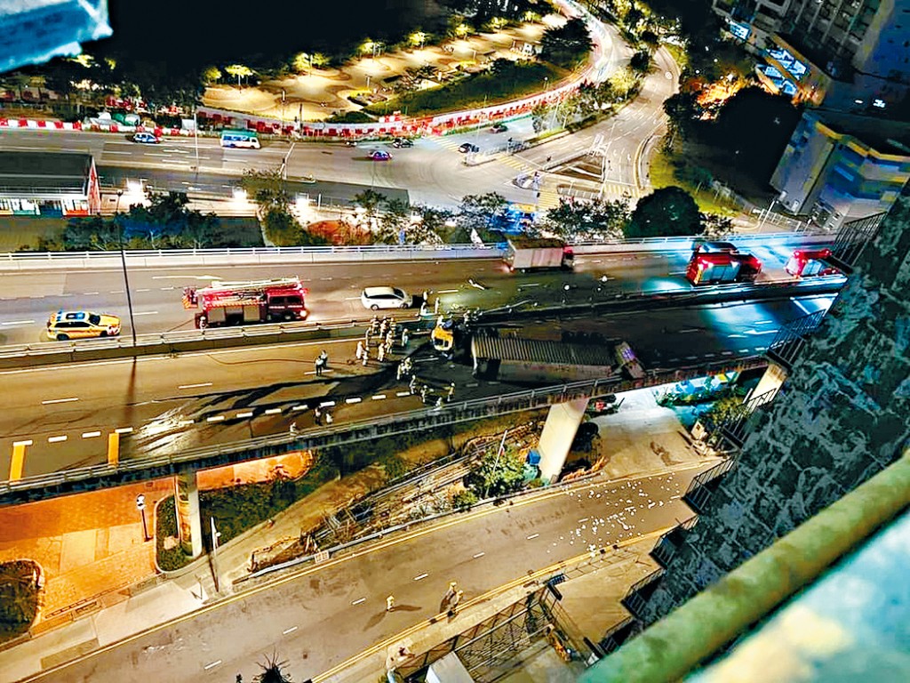事發後貨櫃車翻側橫亘兩條行車線上。