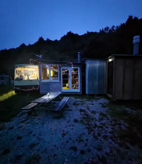 涉事小屋夜景。 Airbnb