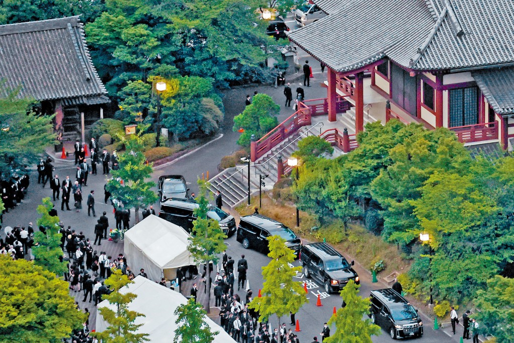 安倍晉三的守靈儀式在東京增上寺舉行,昨日有人群聚集。