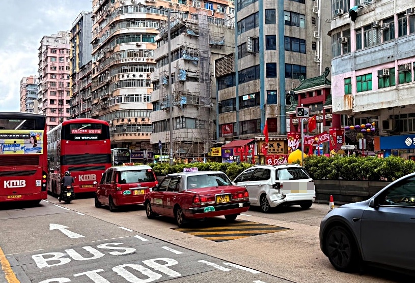 另一被撞私家車停在現場。網圖