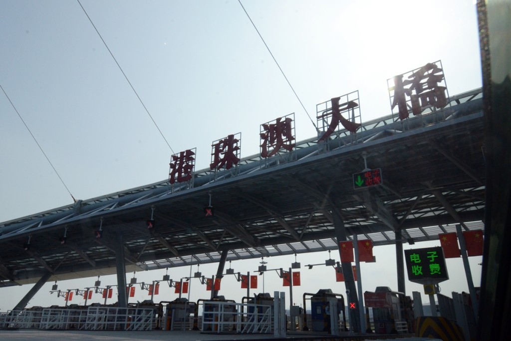 自9月1日起逢周二及三,便可經港珠澳大橋出行前往廣東省。資料圖片 自9月1日起逢周二及三,便可經港珠澳大橋出行前往廣東省。資料圖片