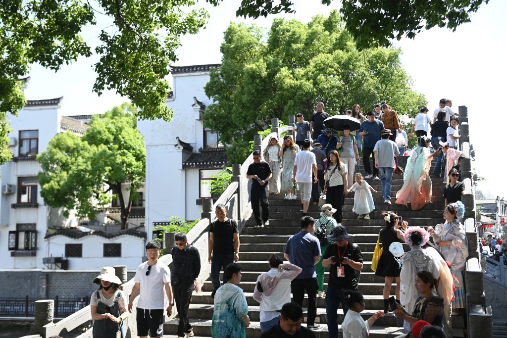 「五一」國內遊人次增長6.4%。 中新社 「五一」國內遊人次增長6.4%。 中新社