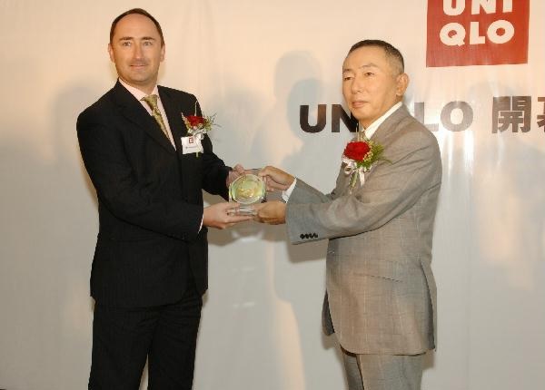 UNIQLO總裁柳井正（右）於2005年主持美麗華店開幕儀式。