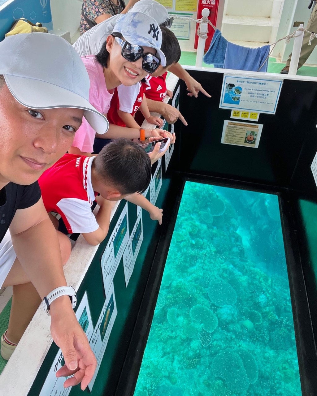 胡杏兒帶兒子去水族館。