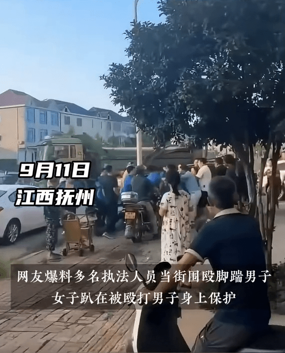 網傳江西撫州多名城管圍毆店主。