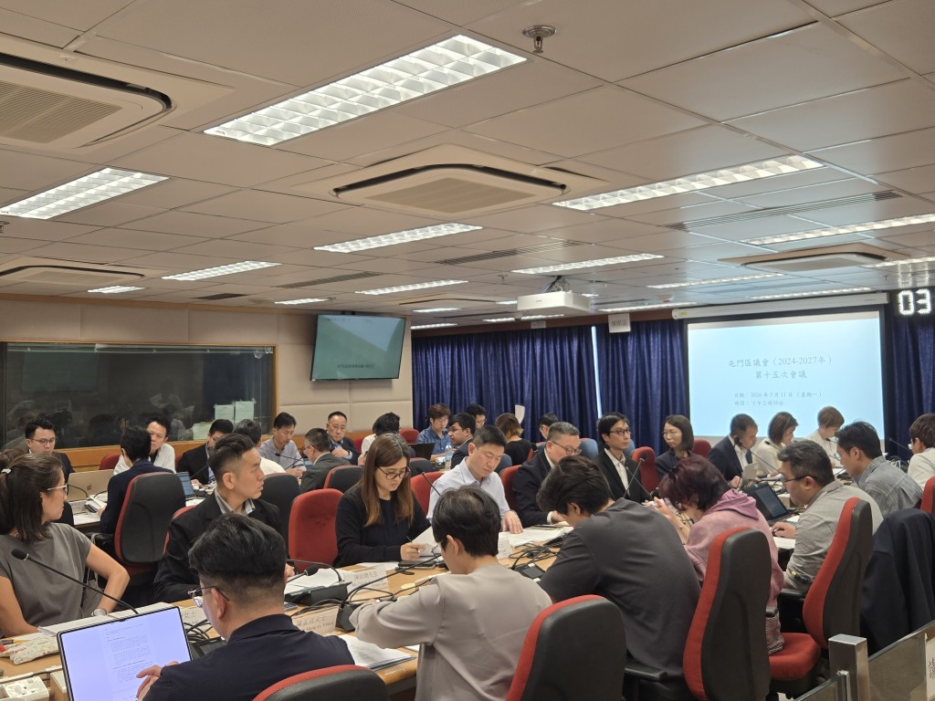 屯門區議會討論嶺大擴建計劃，多名區議員關注區內承載力問題。高俊謙攝