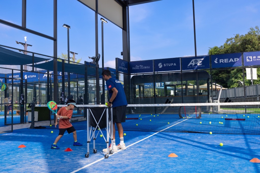 The One Padel Academy教練團隊帶領的「免費板網球體驗班」，活動將於11月23日、12月7日、12月21日、2026年1月4日及1月18日舉行。