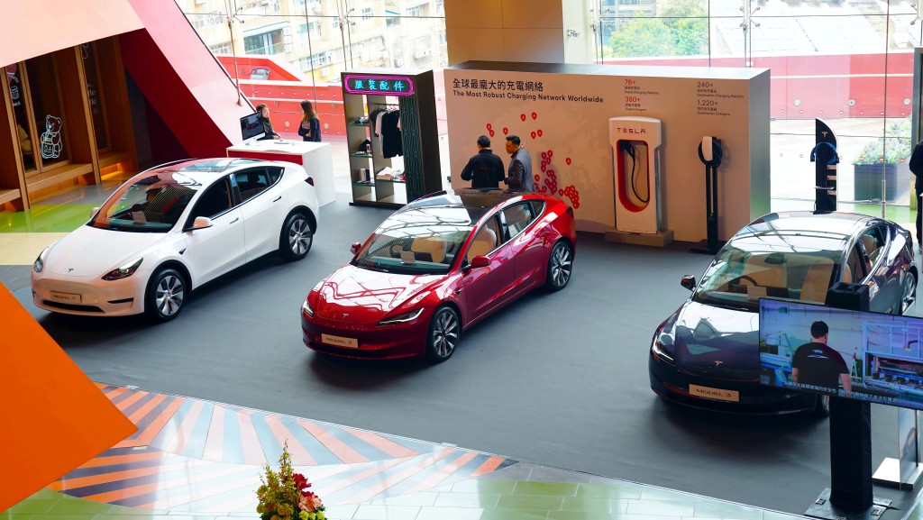 Tesla全新升级Model 3后驱版首度于九龙湾Mega Box展出