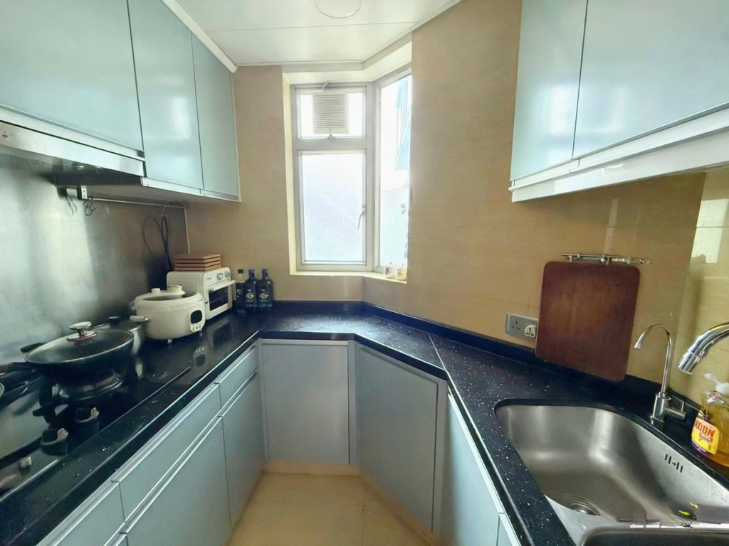 厨房设有U形工作枱，并有多组厨柜。