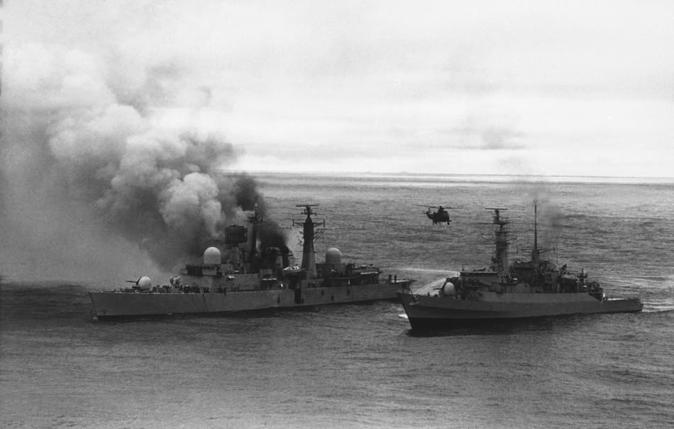 英国军舰被阿根廷战机发射的反舰导弹击中。
