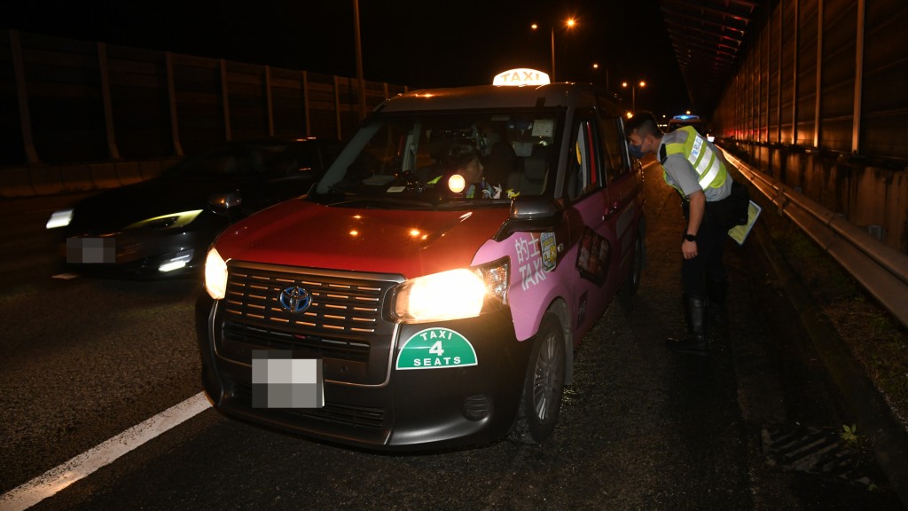 一名的士男乘客在吐露港公路跳車。