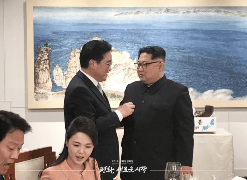 北韓最高領導人金正恩於閱兵儀式開始前,與代表韓國政府出席的國會議長禹元植短暫握手並互致問候。青瓦台照片 北韓最高領導人金正恩於閱兵儀式開始前,與代表韓國政府出席的國會議長禹元植短暫握手並互致問候。青瓦台照片