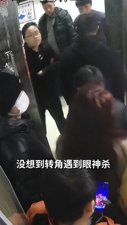 浙江女民警凭凌厉眼神制服两名疑犯短片，引起网民热议。