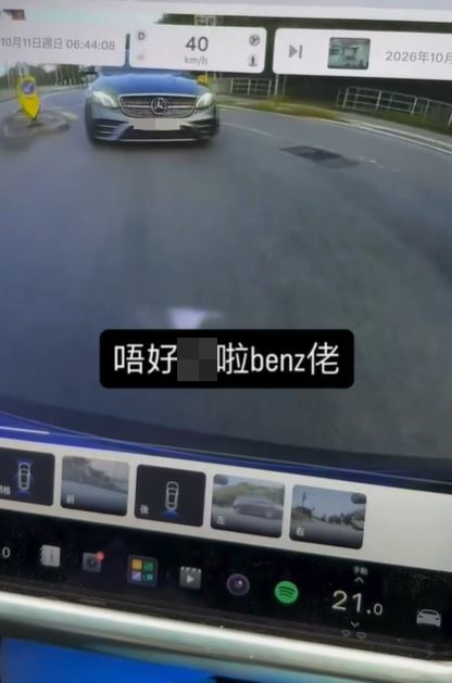 平治高速追逐前方藍色私家車。Threads影片截圖
