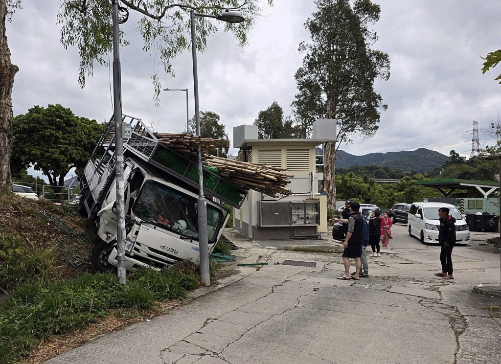 竹棚貨車跌落坑渠停下。fb：林村居民