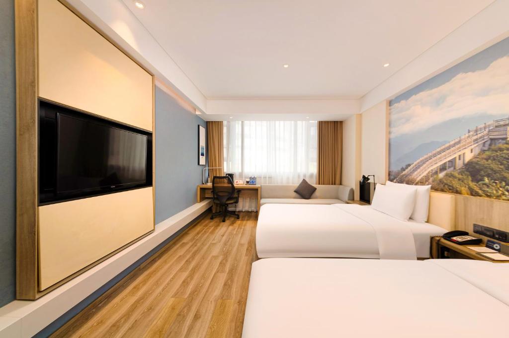 亞朵酒店（Atour Hotel）創立於2013年，總部位於上海，為中國知名的中高端連鎖酒店品牌。
