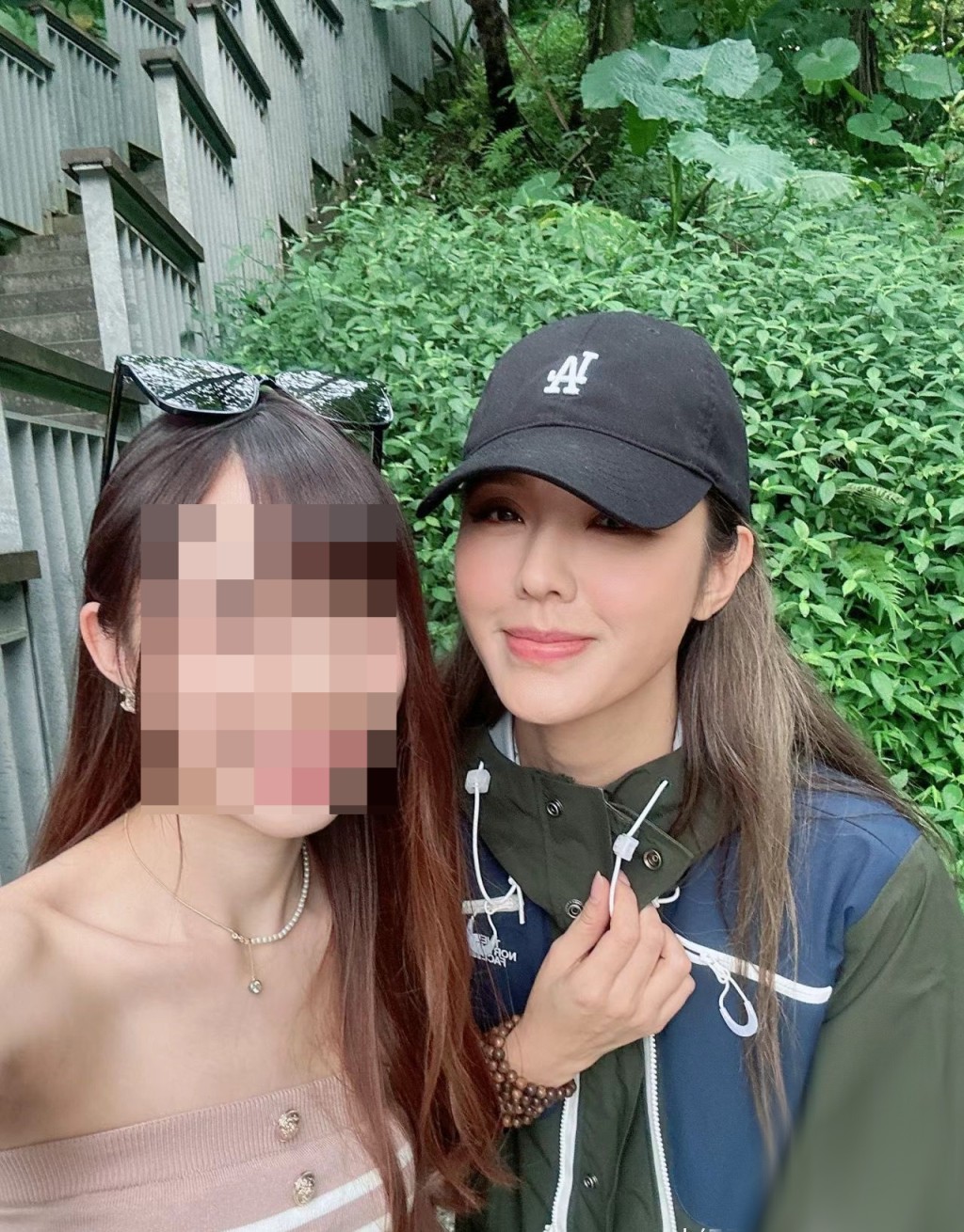 昨晚（6日）有網民貼出與官恩娜（右）的親密自拍，透露在台北偶遇對方。