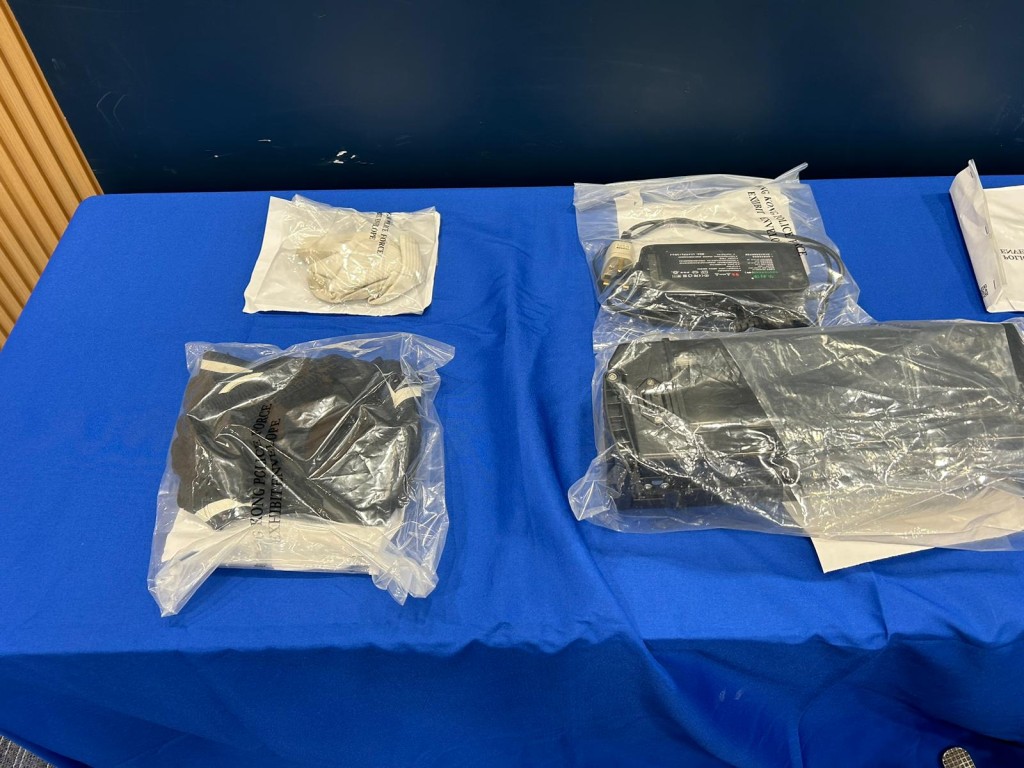 警方檢取被捕人士當日身穿的衣物。曾志恒攝 警方檢取被捕人士當日身穿的衣物。曾志恒攝