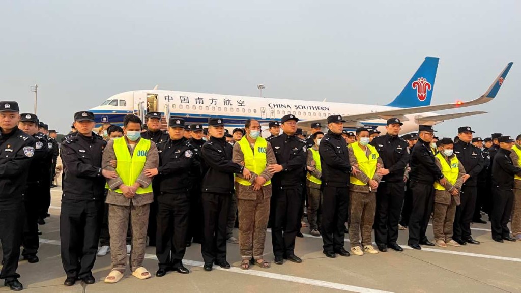 中緬合力打擊電騙集團犯罪活動，疑犯被送回中國受審。中新社
