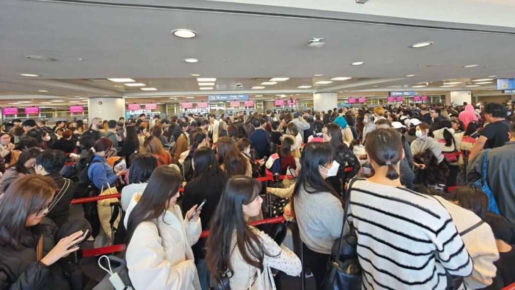 中日關係轉差後，大量中國遊客改到南韓旅遊。圖為仁川機場入境的旅客。小紅書＠CocaCola
