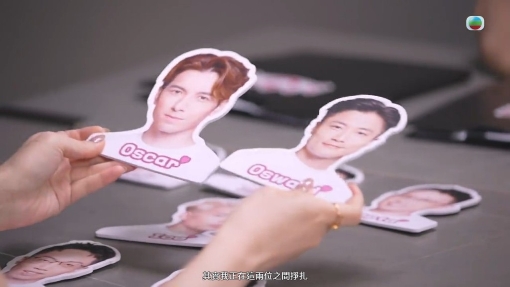 梁超怡手拿相片左右為難，坦承在方智弘與關經翰之間陷入掙扎。