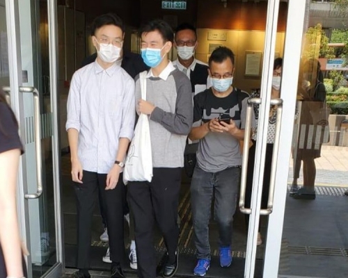 徐瑋樂(灰色上衫藍色口罩)。蕭文軒攝