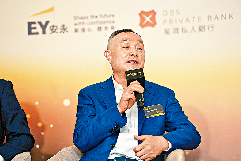 蔣學明指出，公司策略是不與國際巨頭在高端賽道硬碰，並深耕中小容量利基市場，進行差異化競爭。