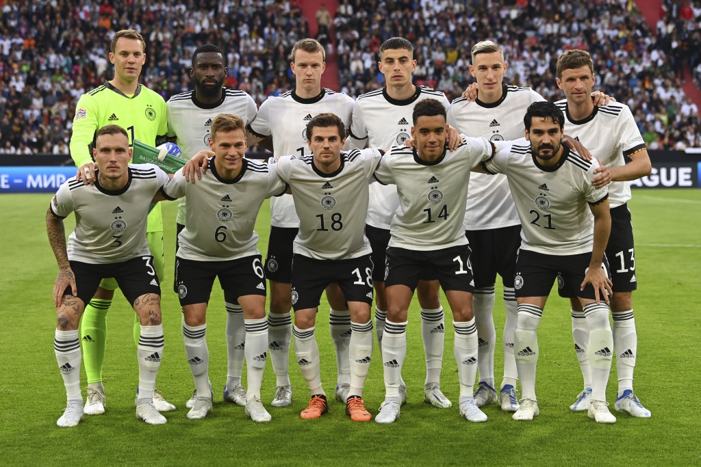 德国男队周二晚欧国联对战英格兰率先改穿女队球衣。REUTERS