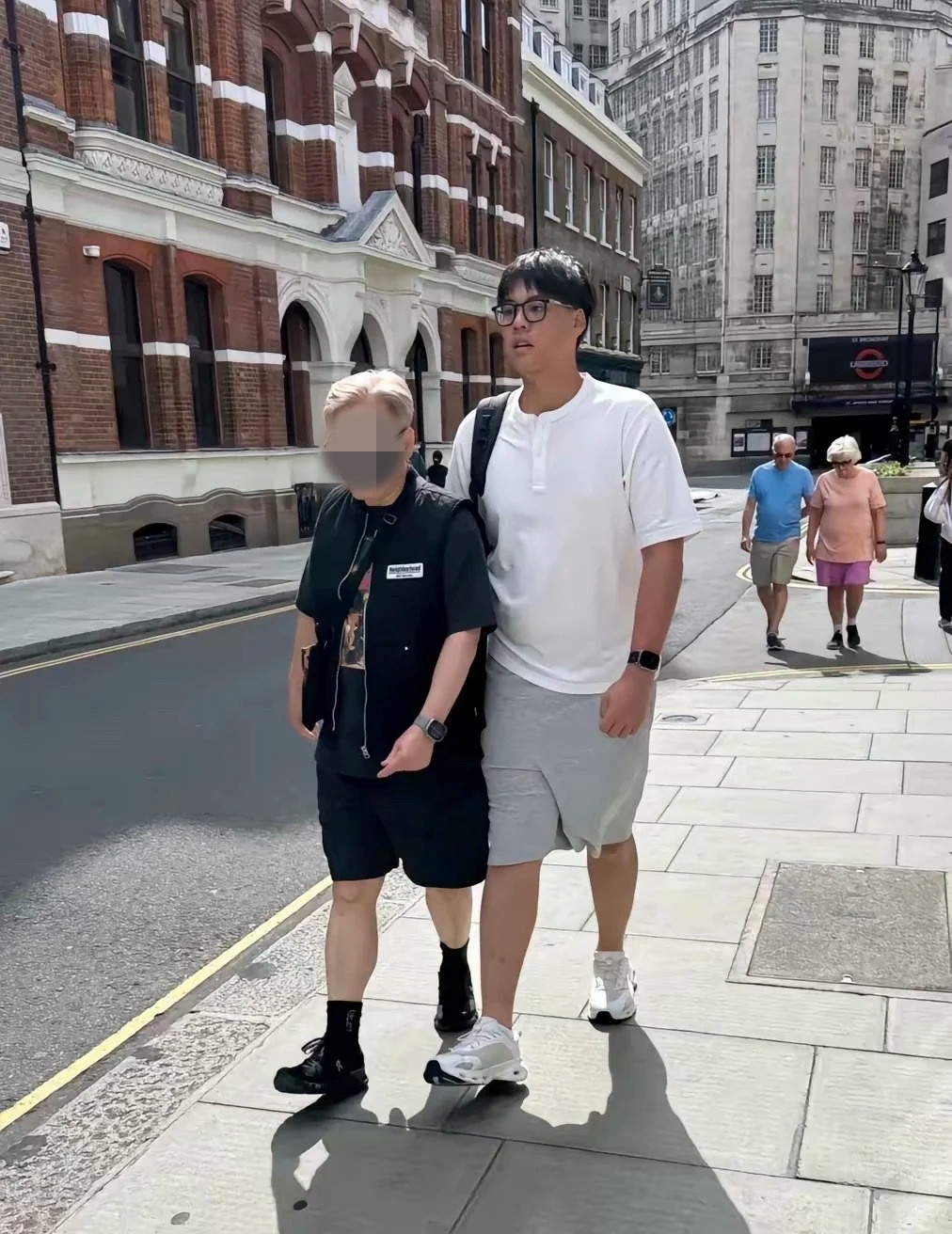 日前有網民在英國倫敦白金漢宮附近巧遇李嘉欣兒子許建彤（Jayden），15歲的他暴風抽高直逼1米9。
