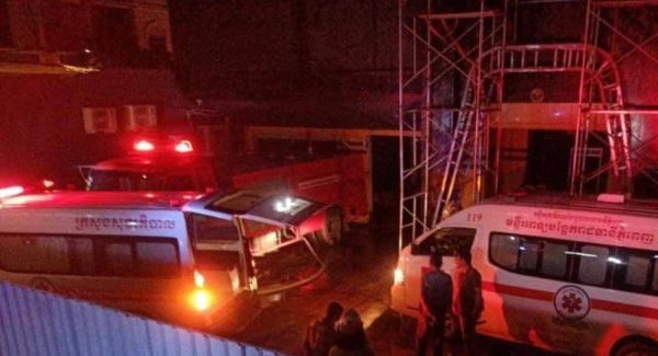 柬埔寨金邊一夜店昨日發生大火致8人身亡，其中一人為香港人。（《柬中時報》）