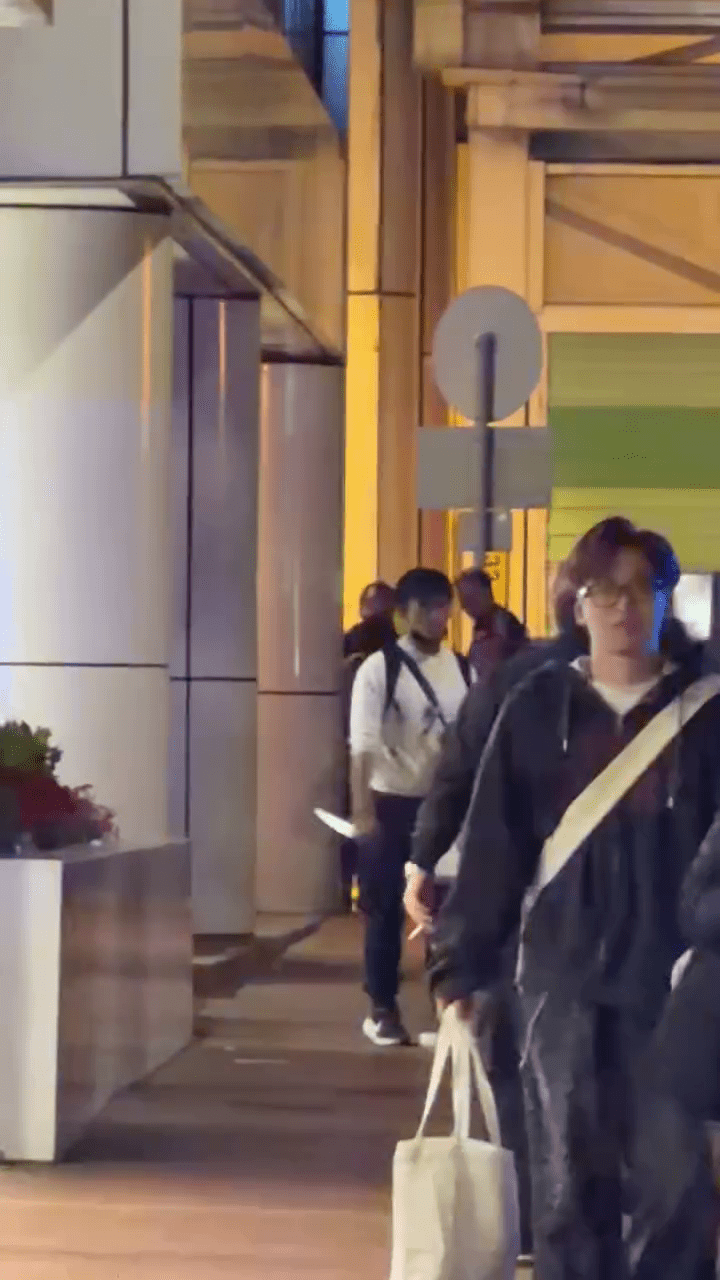 涉案男子初時在街頭持刀徘徊。Threads：homanfat1007