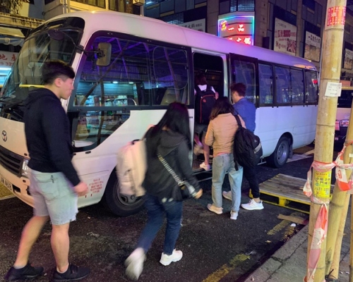 九龍城警區特別職務隊就聯同入境事務處人員拘捕10名內地女子。警方提供