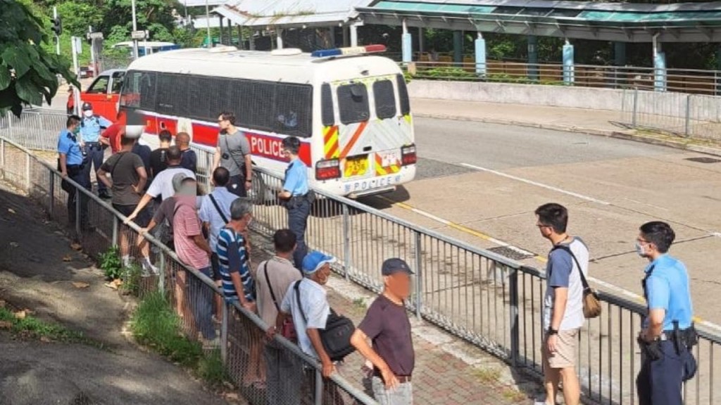 慈雲山14人街頭聚賭被捕 包括101歲人瑞。警方圖片