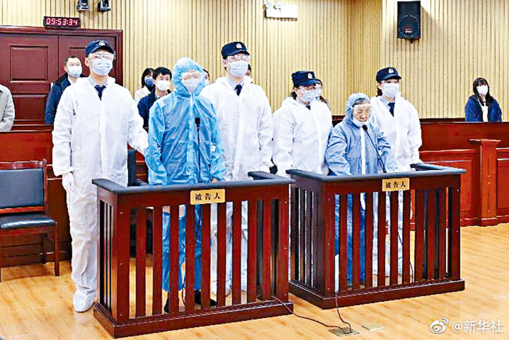 张明杰（右）被判无期徒刑，同案的王绍玉（左）判刑十四年。