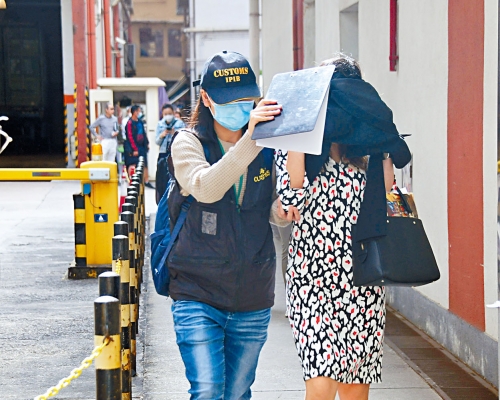 涉違反商品例的「人類設計」女分析師被關員拘捕。