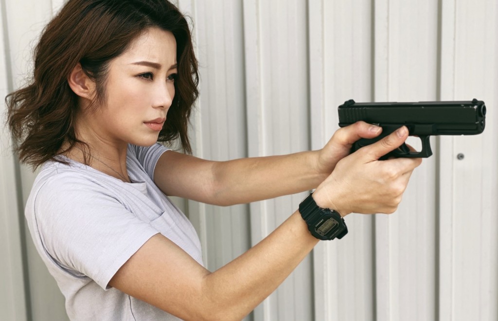 杨梓菁揸枪姿势有型有格。