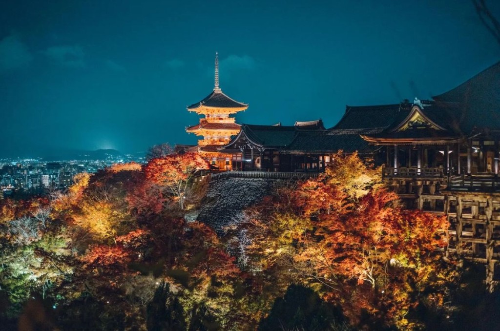 清水寺的夜间参拜，景色浪漫迷人。