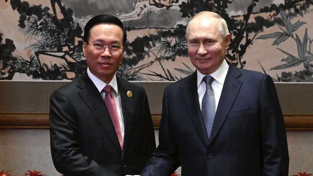 越南国家主席武文赏（左）与俄罗斯总统普京17日在中国「一带一路」国际合作高峰论坛场边会面。 路透社
