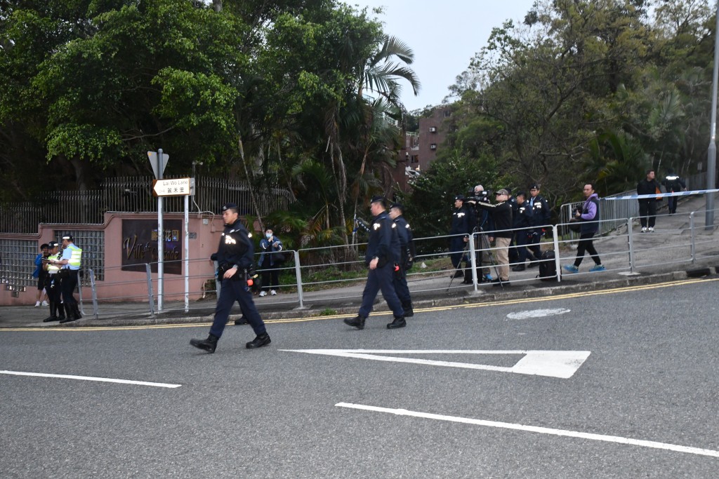 大批警員到場調查。徐裕民攝